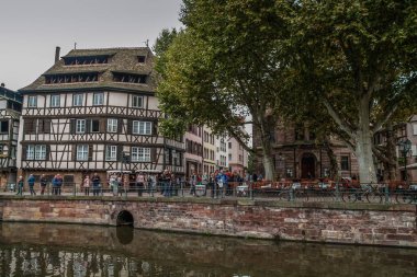 Strasbourg, Alsace, Fransa. Petite France 'ın geleneksel yarı keresteli evleri. Geleneksel yarı keresteli evler. Ortaçağ peri masalı kasabası Strasbourg, Unesco Dünya Mirası Alanı, Haut-Rhin, Alsace Şarap Yolu