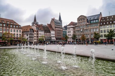 Strasbourg, Alsace, Fransa. Petite France 'ın geleneksel yarı keresteli evleri. Geleneksel yarı keresteli evler. Ortaçağ peri masalı kasabası Strasbourg, Unesco Dünya Mirası Alanı, Haut-Rhin, Alsace Şarap Yolu