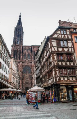 Strasbourg, Alsace, Fransa. Petite France 'ın geleneksel yarı keresteli evleri. Geleneksel yarı keresteli evler. Ortaçağ peri masalı kasabası Strasbourg, Unesco Dünya Mirası Alanı, Haut-Rhin, Alsace Şarap Yolu