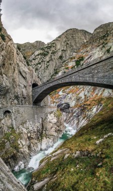 İsviçre 'nin büyülü manzarası, İsviçre Alpleri, Avrupa' da dağlar. Steingletscher Kurve, merkez İsviçre. Güzel İsviçre doğası.
