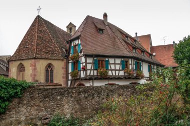 Kaysersberg - Fransa 'nın en güzel köylerinden biri, Alsace. Alsace şarap yolu, Kaysersberg, üzüm bağı, Sainte-Croix kilisesi ve imparatorluk kalesinin kalesi. Haut-Rhin