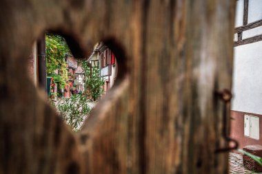 Ribeauville, Fransa. Sokaklarda insanlar olan küçük Alsace kasabası Ribeauville. Ribeauville tarihi köyü, geleneksel renkli kereste evleri, Fransa 'nın Alsace Şarap Yolu' ndaki popüler turizm beldesi