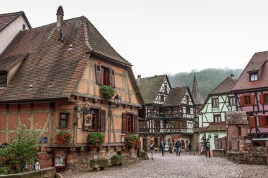 Ribeauville, Fransa. Sokaklarda insanlar olan küçük Alsace kasabası Ribeauville. Ribeauville tarihi köyü, geleneksel renkli kereste evleri, Fransa 'nın Alsace Şarap Yolu' ndaki popüler turizm beldesi