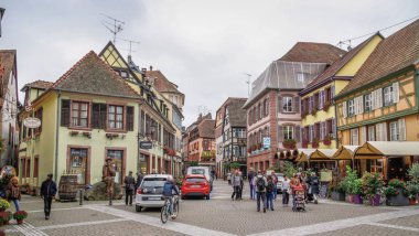 Ribeauville, Fransa. Sokaklarda insanlar olan küçük Alsace kasabası Ribeauville. Ribeauville tarihi köyü, geleneksel renkli kereste evleri, Fransa 'nın Alsace Şarap Yolu' ndaki popüler turizm beldesi
