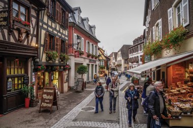 Ribeauville, Fransa. Sokaklarda insanlar olan küçük Alsace kasabası Ribeauville. Ribeauville tarihi köyü, geleneksel renkli kereste evleri, Fransa 'nın Alsace Şarap Yolu' ndaki popüler turizm beldesi