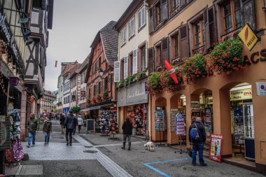 Ribeauville, Fransa. Sokaklarda insanlar olan küçük Alsace kasabası Ribeauville. Ribeauville tarihi köyü, geleneksel renkli kereste evleri, Fransa 'nın Alsace Şarap Yolu' ndaki popüler turizm beldesi