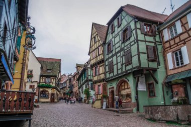 Alsace 'deki Riquewihr - Fransa' nın en güzel köylerinden biri. Ünlü asma yolu ve turist 
