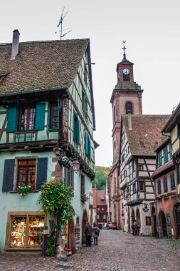 Alsace 'deki Riquewihr - Fransa' nın en güzel köylerinden biri. Ünlü asma yolu ve turist 