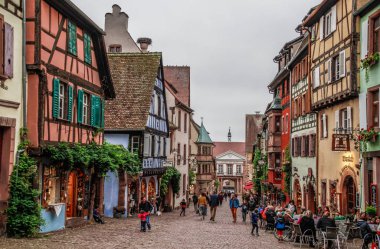 Alsace 'deki Riquewihr - Fransa' nın en güzel köylerinden biri. Ünlü asma yolu ve turist 