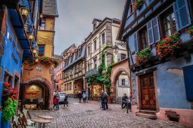 Alsace 'deki Riquewihr - Fransa' nın en güzel köylerinden biri. Ünlü asma yolu ve turist 