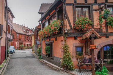 Bergheim - Alsace 'de eski evleri olan güzel bir kasaba. Fransa. Bergheim 'in renkli evleri ve sokakları. Alsace Şarap Yolu