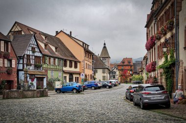 Bergheim - Alsace 'de eski evleri olan güzel bir kasaba. Fransa. Bergheim 'in renkli evleri ve sokakları. Alsace Şarap Yolu