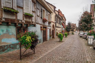 Bergheim - Alsace 'de eski evleri olan güzel bir kasaba. Fransa. Bergheim 'in renkli evleri ve sokakları. Alsace Şarap Yolu