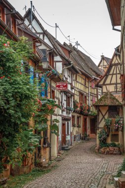 Fransa 'nın Alsace kentindeki Beuatiful Village Eguisheim (Egusheim). Ortaçağ köyü Egusheim, Alsace, Fransa 'dan renkli evler ve sokaklar. Haut-Rhin, Alsace Şarap Yolu