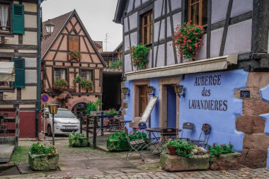 Bergheim - Alsace 'de eski evleri olan güzel bir kasaba. Fransa. Bergheim 'in renkli evleri ve sokakları. Alsace Şarap Yolu