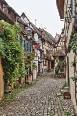 Fransa 'nın Alsace kentindeki Beuatiful Village Eguisheim (Egusheim). Ortaçağ köyü Egusheim, Alsace, Fransa 'dan renkli evler ve sokaklar. Haut-Rhin, Alsace Şarap Yolu