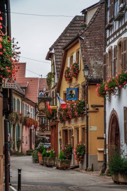 Fransa 'nın Alsace kentindeki Beuatiful Village Eguisheim (Egusheim). Ortaçağ köyü Egusheim, Alsace, Fransa 'dan renkli evler ve sokaklar. Haut-Rhin, Alsace Şarap Yolu