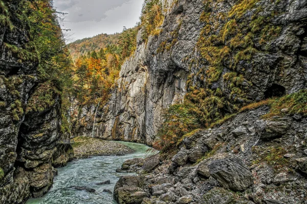 Aare Gorge Rio Alpino Azul Entre Penhascos Rochosos Estreitos Cobertos — Fotografia de Stock