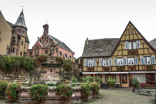 Όμορφο Χωριό Eguisheim Egusheim Στην Αλσατία Της Γαλλίας Πολύχρωμα Σπίτια — Φωτογραφία Αρχείου