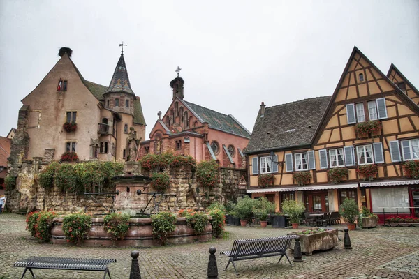 フランスのアルザスにある美しい村Eguisheim Eguishheim 中世の村からカラフルな家や通りEgusheim アルザス フランス オートライン アルザスワインルート — ストック写真