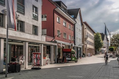 Vaduz, Lihtenştayn. İsviçre Alplerine bakan Vaduz Kalesi. Güzel kale binası, Lihtenştayn Prensliği hükümetinin merkezidir..