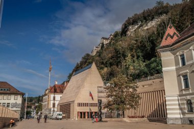 Vaduz, Lihtenştayn. İsviçre Alplerine bakan Vaduz Kalesi. Güzel kale binası, Lihtenştayn Prensliği hükümetinin merkezidir..