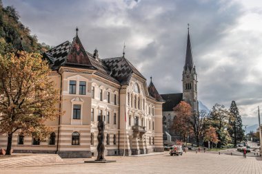 Vaduz, Lihtenştayn. İsviçre Alplerine bakan Vaduz Kalesi. Güzel kale binası, Lihtenştayn Prensliği hükümetinin merkezidir..