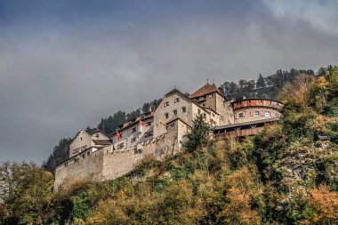 Vaduz, Lihtenştayn. İsviçre Alplerine bakan Vaduz Kalesi. Güzel kale binası, Lihtenştayn Prensliği hükümetinin merkezidir..
