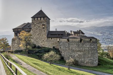 Vaduz, Lihtenştayn. İsviçre Alplerine bakan Vaduz Kalesi. Güzel kale binası, Lihtenştayn Prensliği hükümetinin merkezidir..