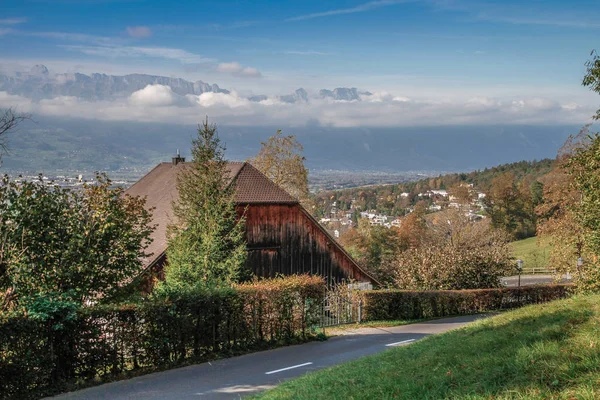 Вадуц Лихтенштейн Замок Вадуц Выходит Швейцарские Альпы Красивое Здание Замка — стоковое фото