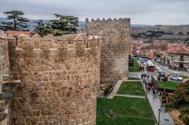 Eski tarihi şehir Avila, Castilla y Leon, İspanya. İspanya 'nın eski Avila kasabasını çevreleyen ortaçağ duvarı ve kuleleriyle ünlüdür..