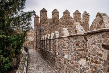 Eski tarihi şehir Avila, Castilla y Leon, İspanya. İspanya 'nın eski Avila kasabasını çevreleyen ortaçağ duvarı ve kuleleriyle ünlüdür..