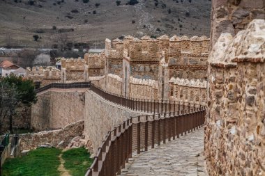 Eski tarihi şehir Avila, Castilla y Leon, İspanya. İspanya 'nın eski Avila kasabasını çevreleyen ortaçağ duvarı ve kuleleriyle ünlüdür..