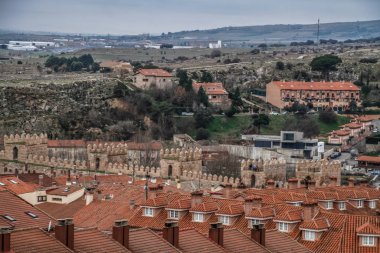 Eski tarihi şehir Avila, Castilla y Leon, İspanya. İspanya 'nın eski Avila kasabasını çevreleyen ortaçağ duvarı ve kuleleriyle ünlüdür..