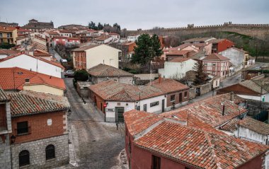 Eski tarihi şehir Avila, Castilla y Leon, İspanya. İspanya 'nın eski Avila kasabasını çevreleyen ortaçağ duvarı ve kuleleriyle ünlüdür..