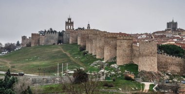 Eski tarihi şehir Avila, Castilla y Leon, İspanya. İspanya 'nın eski Avila kasabasını çevreleyen ortaçağ duvarı ve kuleleriyle ünlüdür..
