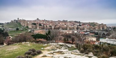 Eski tarihi şehir Avila, Castilla y Leon, İspanya. İspanya 'nın eski Avila kasabasını çevreleyen ortaçağ duvarı ve kuleleriyle ünlüdür..