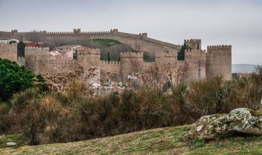 Eski tarihi şehir Avila, Castilla y Leon, İspanya. İspanya 'nın eski Avila kasabasını çevreleyen ortaçağ duvarı ve kuleleriyle ünlüdür..