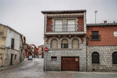 Eski tarihi şehir Avila, Castilla y Leon, İspanya. İspanya 'nın eski Avila kasabasını çevreleyen ortaçağ duvarı ve kuleleriyle ünlüdür..