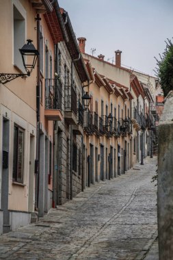 Eski tarihi şehir Avila, Castilla y Leon, İspanya. İspanya 'nın eski Avila kasabasını çevreleyen ortaçağ duvarı ve kuleleriyle ünlüdür..