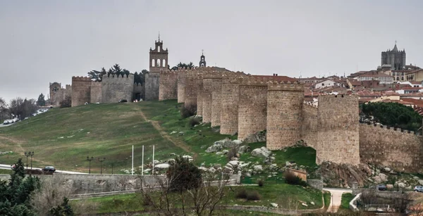Eski tarihi şehir Avila, Castilla y Leon, İspanya. İspanya 'nın eski Avila kasabasını çevreleyen ortaçağ duvarı ve kuleleriyle ünlüdür..