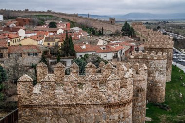 Eski tarihi şehir Avila, Castilla y Leon, İspanya. İspanya 'nın eski Avila kasabasını çevreleyen ortaçağ duvarı ve kuleleriyle ünlüdür..