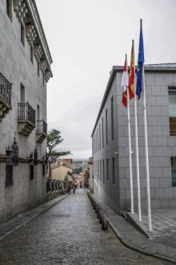 Eski tarihi şehir Avila, Castilla y Leon, İspanya. İspanya 'nın eski Avila kasabasını çevreleyen ortaçağ duvarı ve kuleleriyle ünlüdür..