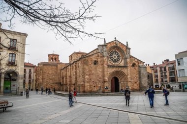 Eski tarihi şehir Avila, Castilla y Leon, İspanya. İspanya 'nın eski Avila kasabasını çevreleyen ortaçağ duvarı ve kuleleriyle ünlüdür.