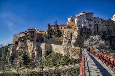Cuenca 'nın tarihi kasabası, İspanya. Kayalık tepelerin tepesinde eski bir kasaba, Castilla La Mancha, İspanya. Asılı evler uçurumun kenarına tünemişti. Muhteşem İspanya - Kayalıklardaki şehir - Cuenca