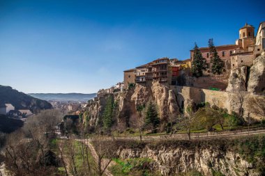 Cuenca 'nın tarihi kasabası, İspanya. Kayalık tepelerin tepesinde eski bir kasaba, Castilla La Mancha, İspanya. Asılı evler uçurumun kenarına tünemişti. Muhteşem İspanya - Kayalıklardaki şehir - Cuenca
