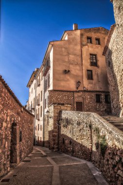 Cuenca 'nın tarihi kasabası, İspanya. Kayalık tepelerin tepesinde eski bir kasaba, Castilla La Mancha, İspanya. Asılı evler uçurumun kenarına tünemişti. Muhteşem İspanya - Kayalıklardaki şehir - Cuenca