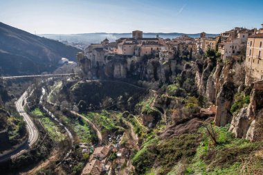 Cuenca 'nın tarihi kasabası, İspanya. Kayalık tepelerin tepesinde eski bir kasaba, Castilla La Mancha, İspanya. Asılı evler uçurumun kenarına tünemişti. Muhteşem İspanya - Kayalıklardaki şehir - Cuenca