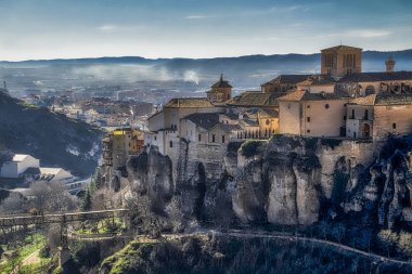 Cuenca 'nın tarihi kasabası, İspanya. Kayalık tepelerin tepesinde eski bir kasaba, Castilla La Mancha, İspanya. Asılı evler uçurumun kenarına tünemişti. Muhteşem İspanya - Kayalıklardaki şehir - Cuenca