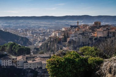 Cuenca 'nın tarihi kasabası, İspanya. Kayalık tepelerin tepesinde eski bir kasaba, Castilla La Mancha, İspanya. Asılı evler uçurumun kenarına tünemişti. Muhteşem İspanya - Kayalıklardaki şehir - Cuenca